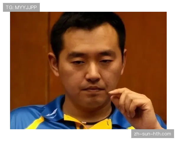 孔令辉这张街拍，球迷看到教练，路人看到有钱邻居